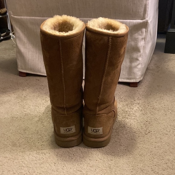 Classic Short Ugg Boot in Chestnut. - Picture 3 of 7